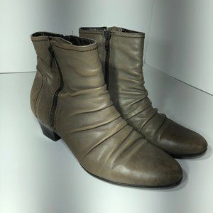 Clarks side zip bootie with ruched front sz 7
